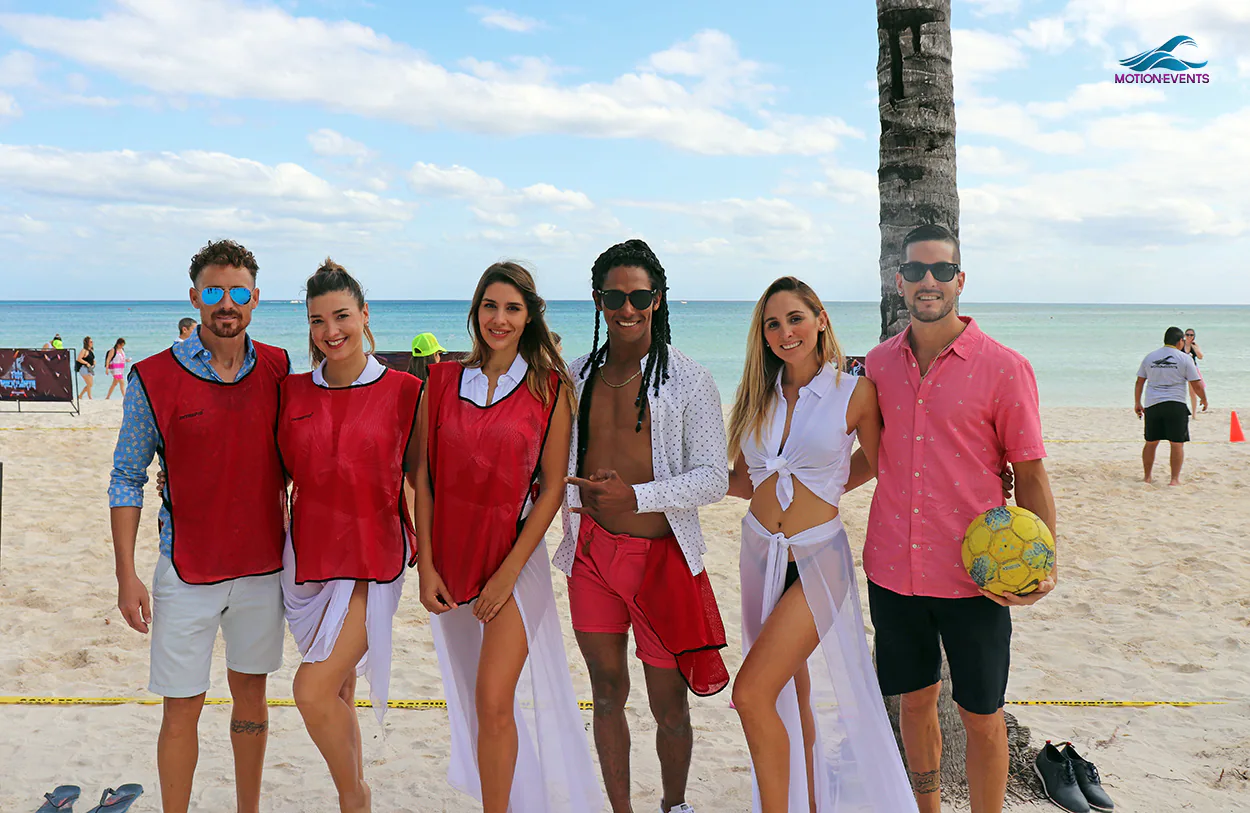 Equipo reunido frente al mar