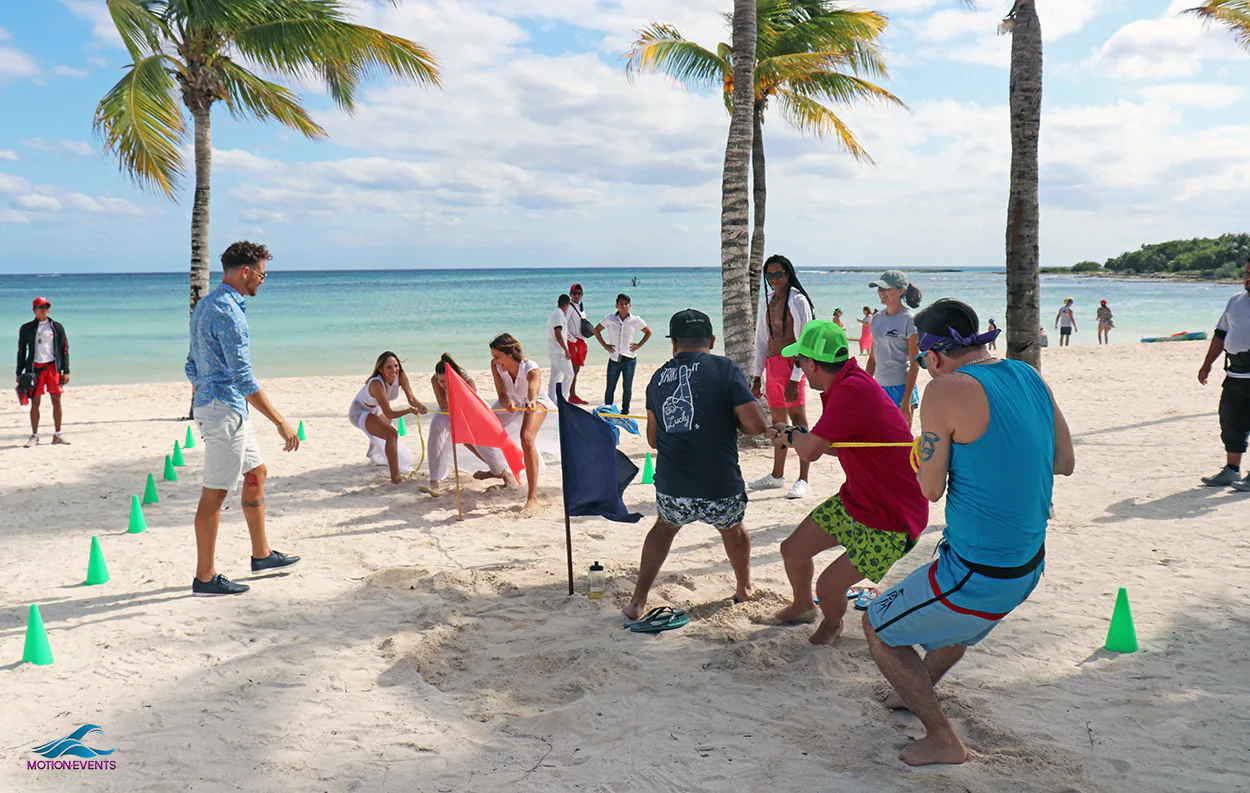 Grupo participando en una actividad de MotionTeam Experience frente al mar