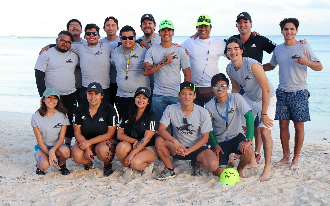 Equipo participando en una experiencia MotionTeam frente al mar